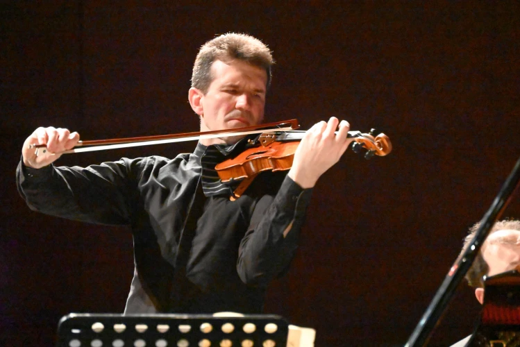 Концерт на цигуларя Светлин Русев и диригента Вахан Мардиросян